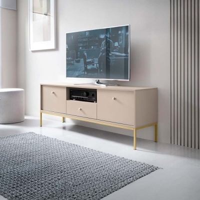 Móvel de televisão bege com pés dourados e TV preta numa sala minimalista