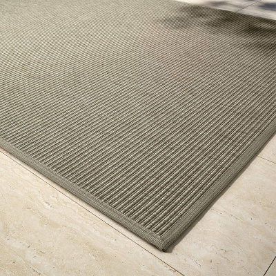 Tapete cinza listrado em relevo sobre chão de pedra polida