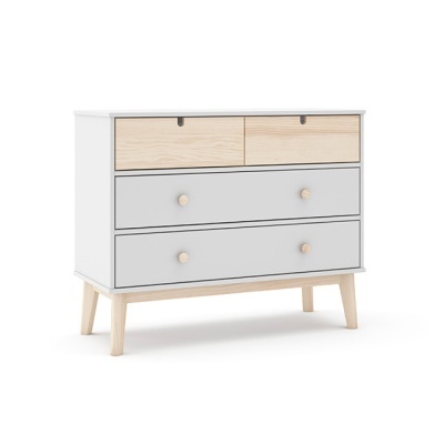 Cómoda quatro gavetas madeira clara e cinza em fundo branco