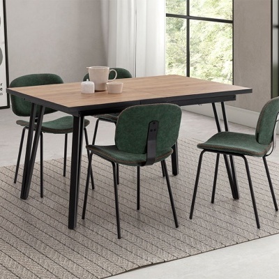 Conjunto de mesa de madeira com quatro cadeiras estofadas verdes num quarto moderno