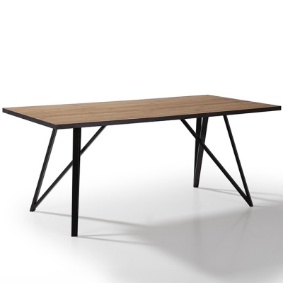 Mesa retangular de madeira com pernas pretas de metal