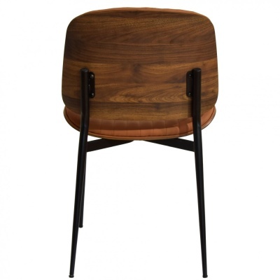 Cadeira moderna com costas em madeira, assento castanho e pernas pretas
