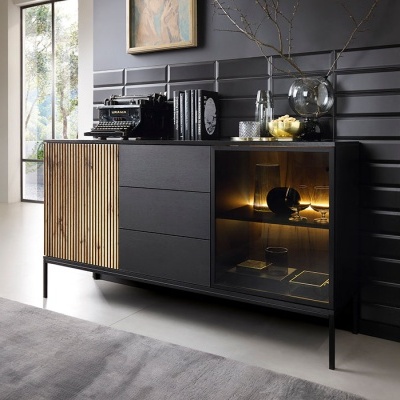 Aparador moderno preto com detalhes em madeira clara e vitrine iluminada em sala de estar