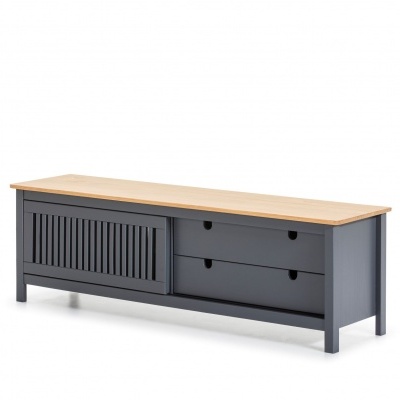 Móvel de televisão cinza escuro com tampo de madeira clara e gavetas