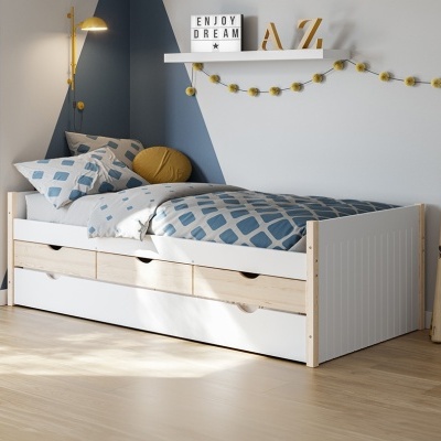 Cama de solteiro branca com gavetas e roupa de cama azul e cinza com padrão geométrico