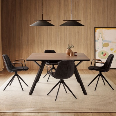 Conjunto de mesa de madeira clara com quatro cadeiras giratórias cinza escuro e duas luminárias pretas pendentes