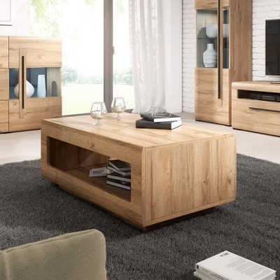 mesa de centro de madeira clara em sala de estar com tapete cinzento e móveis de madeira