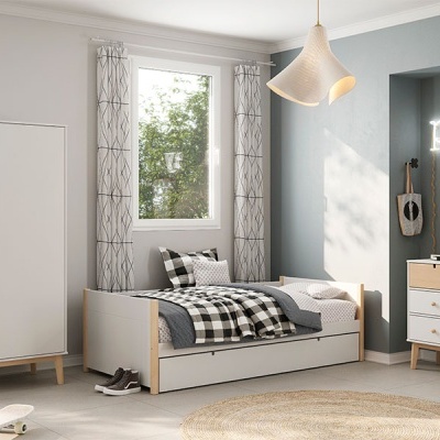 Quarto infantil moderno com cama, roupeiro, cómoda e decoração com luz neon e quadros.