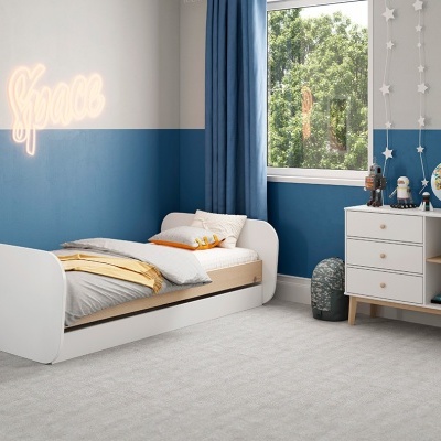 Quarto infantil com cama branca, roupa de cama castanha e decoração azul e branca com luz de néon