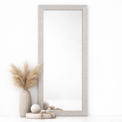 Espelho grande com moldura cinza claro e decoração neutra