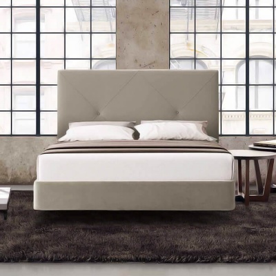 Cama de casal cinza claro estofada com almofadas brancas e manta cinza escuro em quarto