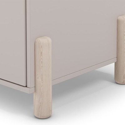 Canto inferior de móvel cinzento claro com pés cilíndricos em madeira clara