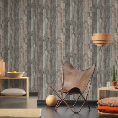 Cadeira em couro castanho e móveis decorativos numa sala com papel de parede cinzento com padrão rústico