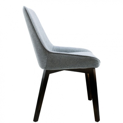 Cadeira estofada cinzenta com pernas de madeira escura vista de lado