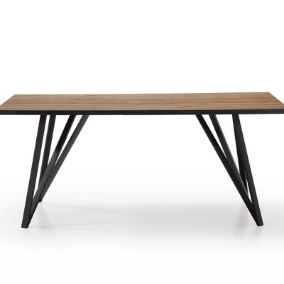 Mesa de jantar com tampo em madeira clara e pés em metal preto geométrico