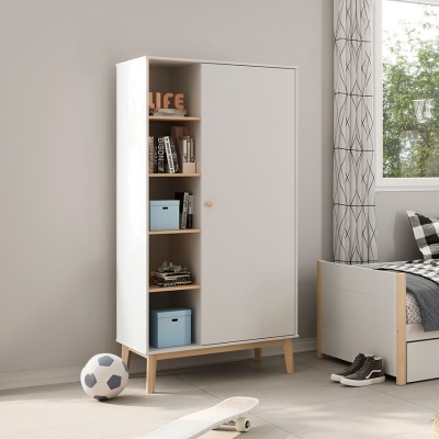 Armário branco com base e pés de madeira clara, prateleiras abertas e porta deslizante num quarto claro