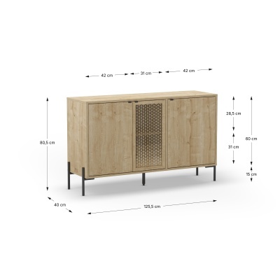 Aparador em madeira clara com decoração perfurada no painel central e suporte metálico preto