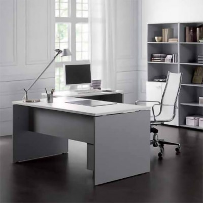 Escritório moderno com secretária cinzenta e branca, cadeira branca, monitor, lampada e estante com livros