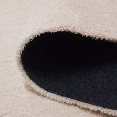 Tapete beige felpudo com verso preto antiderrapante