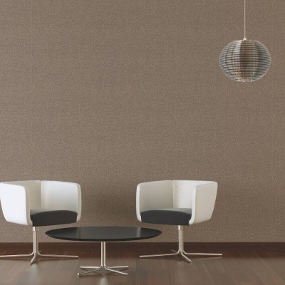 Conjunto de móveis com duas cadeiras brancas e assento preto e mesa preta redonda num ambiente interior.