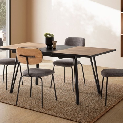 Conjunto de mesa de jantar em madeira clara com cadeiras cinzentas e pernas pretas