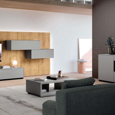 Sala de estar moderna com móveis cinza e painel de madeira