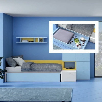 Quarto infantil com cama azul clara, armário e prateleira amarela e azul, piso azul e tapete cinzento.