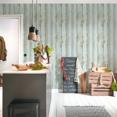 Cozinha moderna com ilha cinza, papel de parede azul claro padrão madeira desgastada e utensílios de cozinha