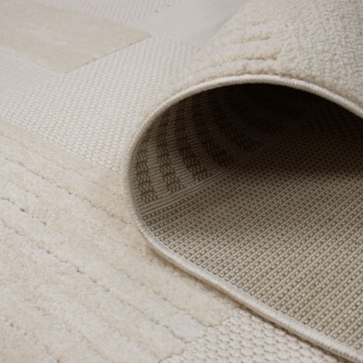 Tapete creme com design geométrico e texturas variadas