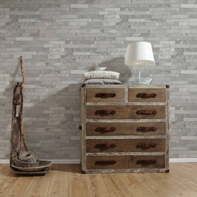 Cómoda de madeira com cinco gavetas e candeeiro branco em ambiente interior