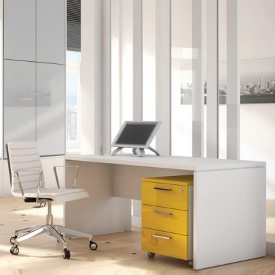 Secretária branca com gaveteiro amarelo e cadeira branca com rodas em escritório moderno