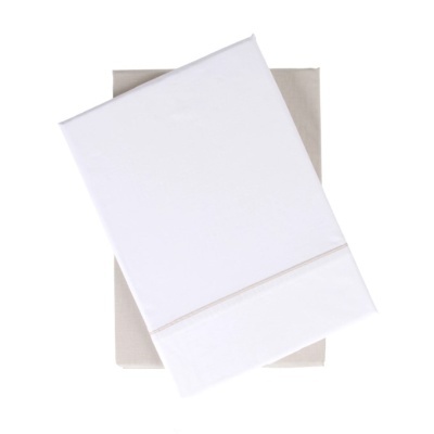 Lençóis branco e cinza claro sobre fundo branco