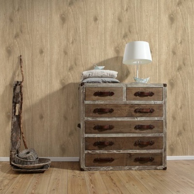 Cômoda rústica de madeira com cinco gavetas, candeeiro branco e decoração em ambiente com parede e chão de madeira