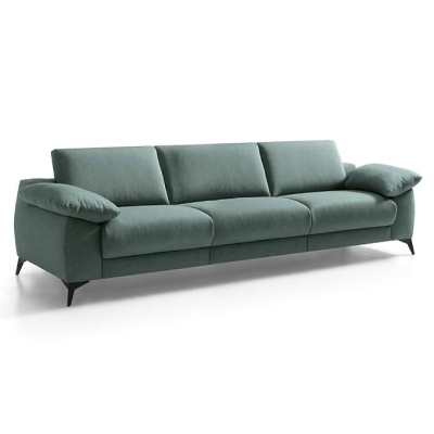 Sofá verde-azulado de três lugares com almofadas largas e pés metálicos negros