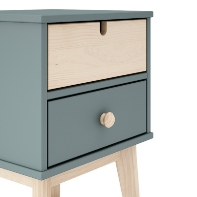 Móvel pequeno azul com duas gavetas e pernas de madeira clara