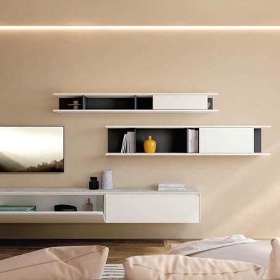 Móvel de sala branco com prateleiras e objetos decorativos numa parede bege