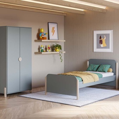 Quarto infantil com móveis cinza, cama, tapete e decoração de parede