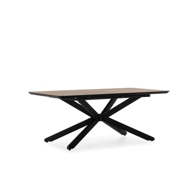 Mesa quadrada com tampo de madeira castanho claro e base preta cruzada