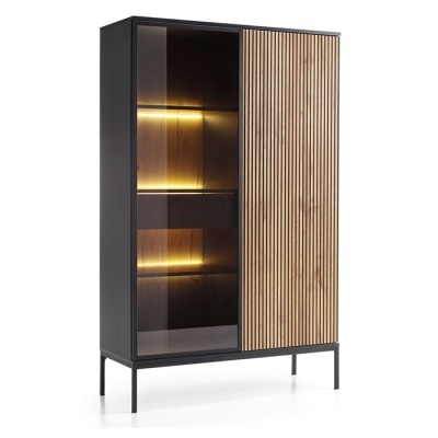 Armário preto com portas de vidro fumado e madeira ripada clara, iluminação interior LED amarela.