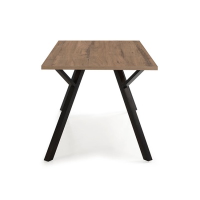 Mesa com tampo de madeira castanho claro e pernas metálicas pretas em X