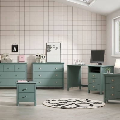 Conjunto de móveis de escritório verde-azulado com secretária e gavetas em sala iluminada