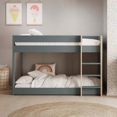 Cama alta dupla cinza com escada e roupa de cama branca num quarto com quadros e tapete redondo