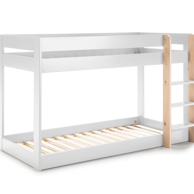 Cama beliche em madeira branca com escada de madeira natural