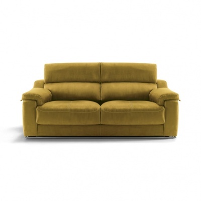 Sofá amarelo mostarda de dois lugares com braços e encostos almofadados