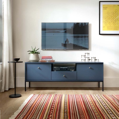 Móvel de TV azul com decoração e tapete colorido numa sala moderna.