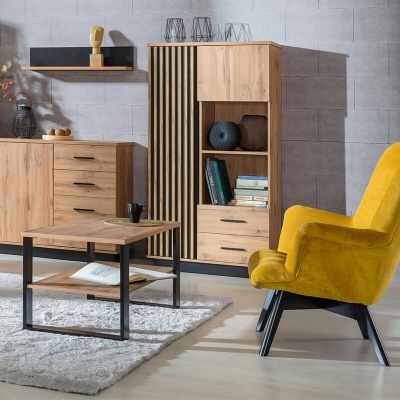 Sala de estar com móveis de madeira clara e cadeira de veludo amarelo