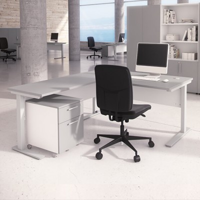 Escritório moderno com secretária branca, cadeira preta, arquivo e computador