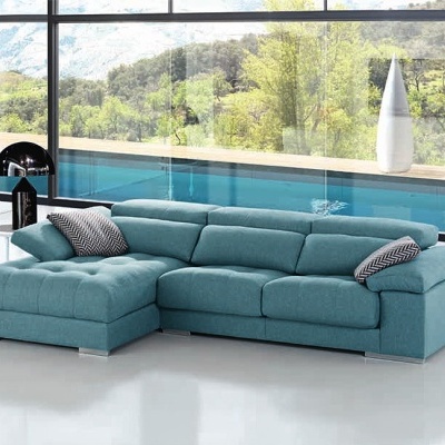 Sofá chaise longue azul em tecido com almofadas e vista para piscina