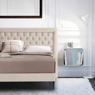 Quarto com cama estofada bege, tapete branco, estante suspensa e candeeiro de pé branco