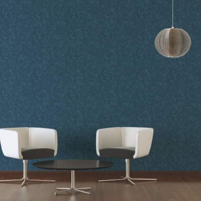 Cadeiras brancas com assentos cinza, mesa de centro preta e candeeiro redondo suspenso, parede azul e chão de madeira